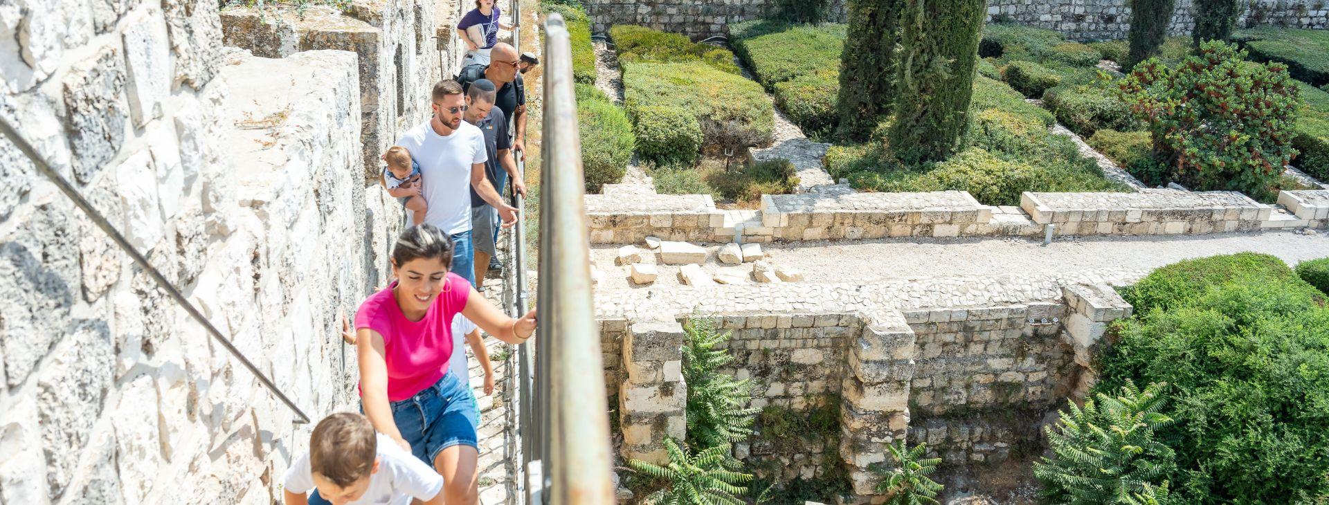 צילום של שלושת אלפי שנות היסטוריה בסיור מודרך ברובע היהודי
