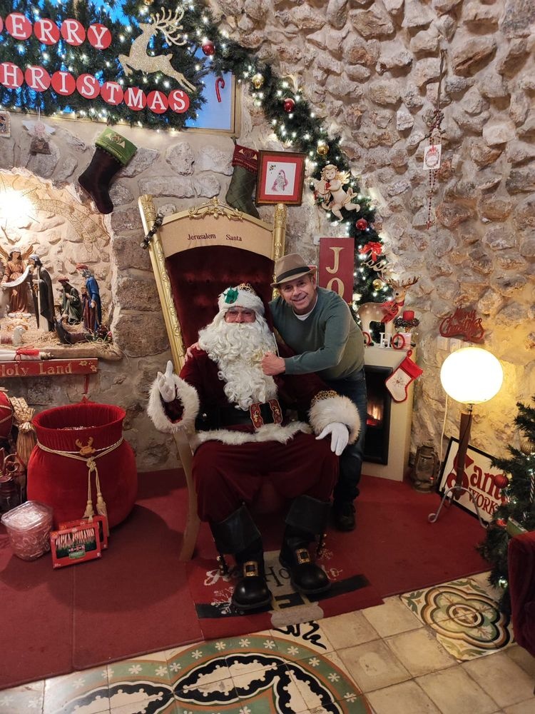 צילום של "חג החגים המוארים בירושלים של קדושה: נר שמיני של חנוכה, "הנוביגוד" ו"הקריסמס