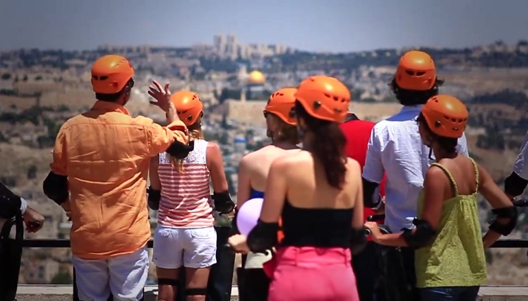 צילום של נופים מרהיבים וסיפורים בסיור איזיריידר בטיילת ארמון הנציב