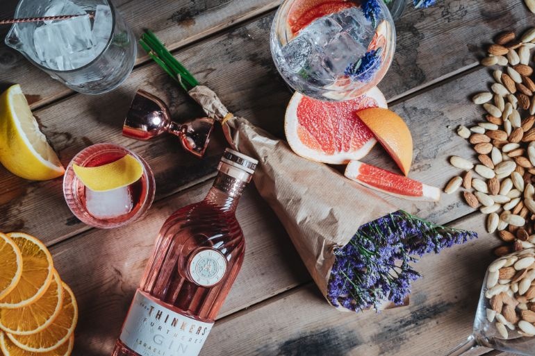 צילום של סיור ״אבני הדרך״ בעקבות היסטוריית האלכוהול עם מזקקת THINKERS