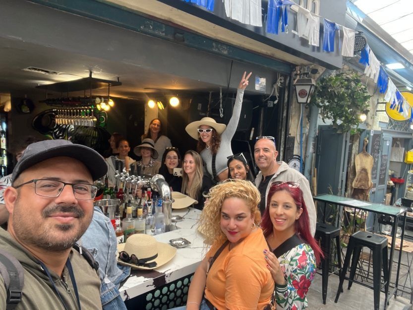 צילום של עושים שוק במחנה יהודה עם "ירושלים מחוץ לקופסה"