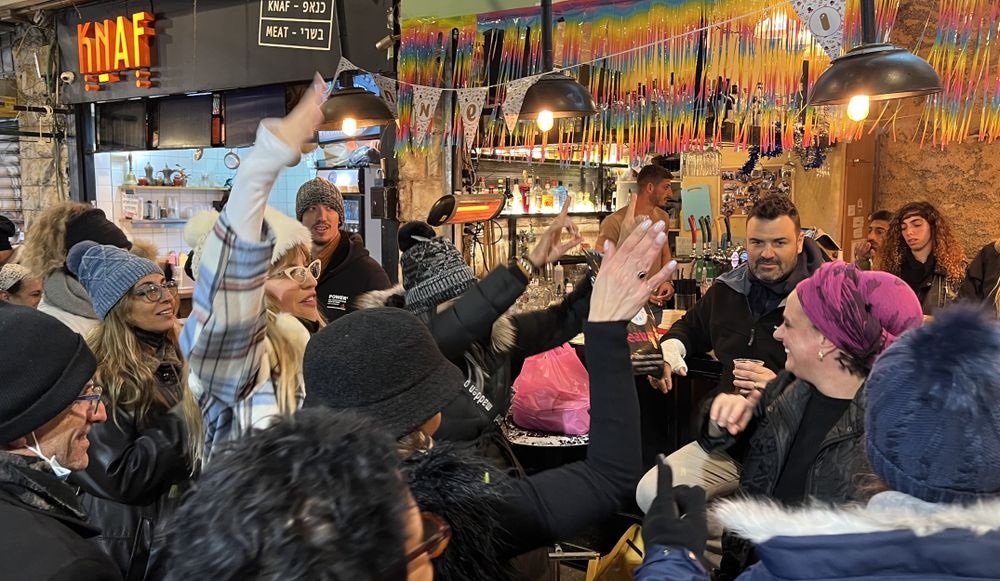 צילום של עפים על השוק : מרוץ מלא אוכל במחנה יהודה - ירושלים מחוץ לקופסה