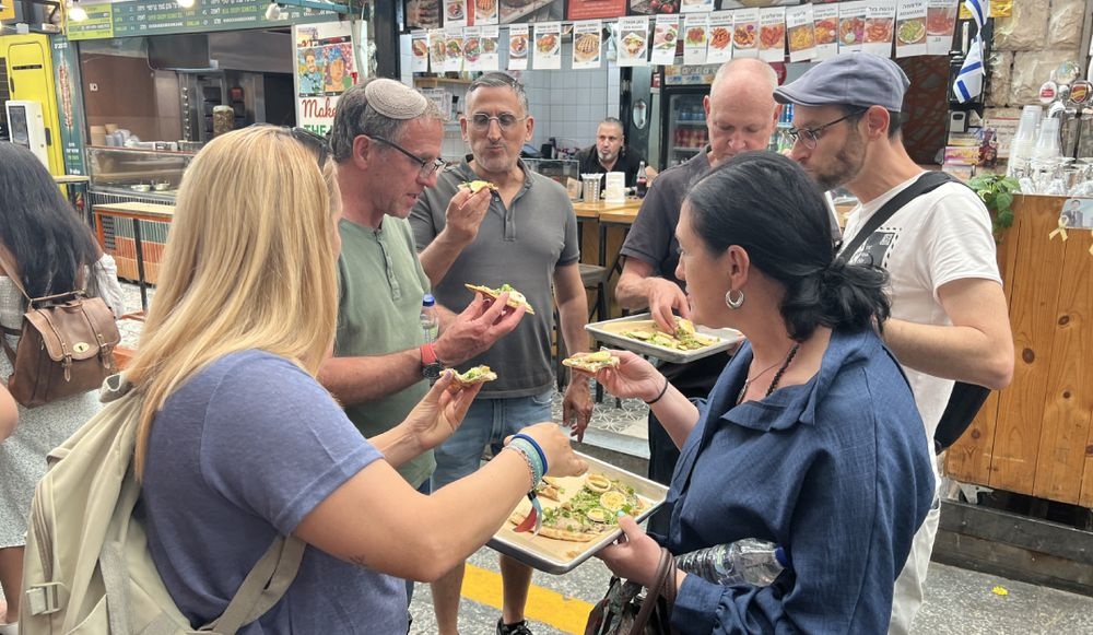 צילום של עפים על השוק : מרוץ מלא אוכל במחנה יהודה - ירושלים מחוץ לקופסה