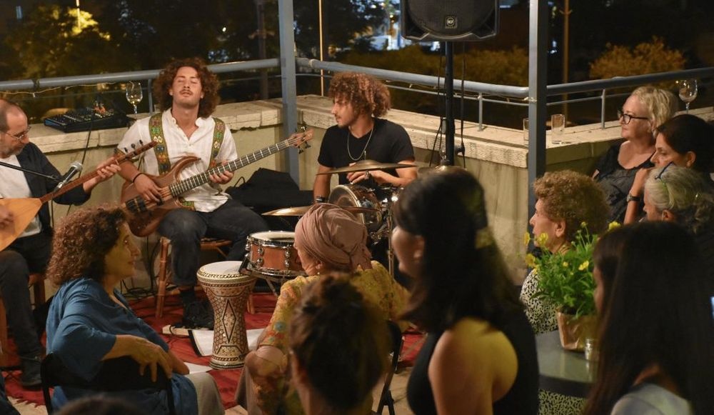 צילום של אירועים פרטיים על גג מוזיאון על התפר