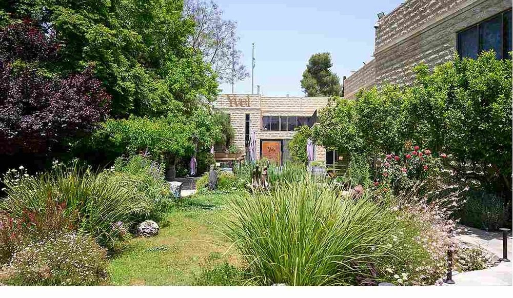 צילום של מסע אל עולם הצורפות – סיור ייחודי במרכז המבקרים של Yvel