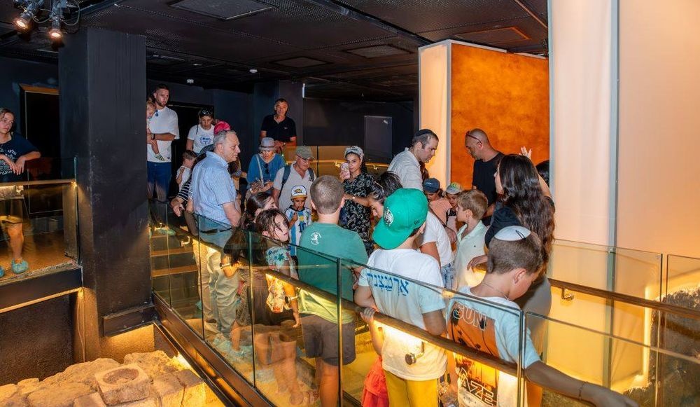 צילום של סיור מודרך היסטורי בבתי הכהנים מהתקופה ההרודיאנית