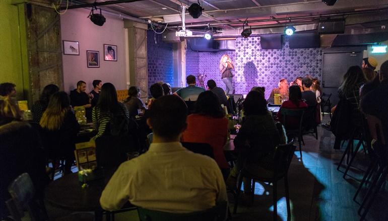 צילום של נהנים מכוס יין והופעה בסוף היום