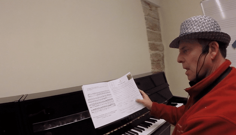 צילום של פיוטנות ומוסיקה בשכונות העדות של ירושלים