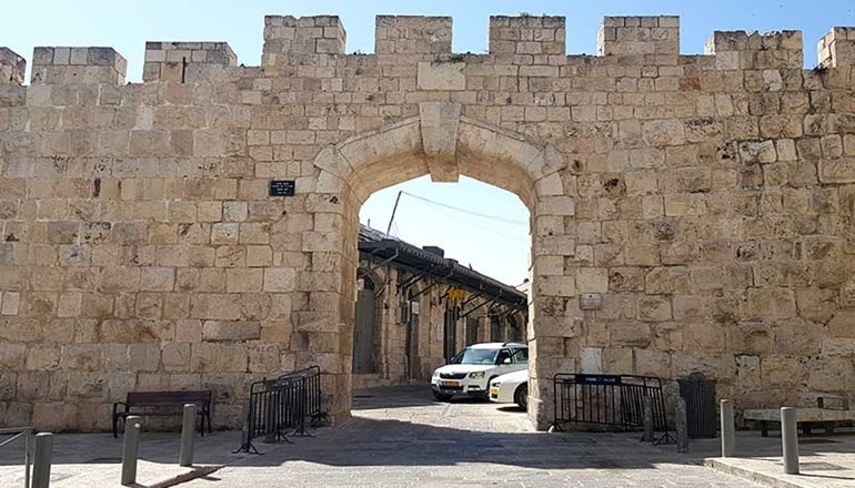 צילום של מגלים את סודות חומות העיר העתיקה בסיור עצמאי מרתק