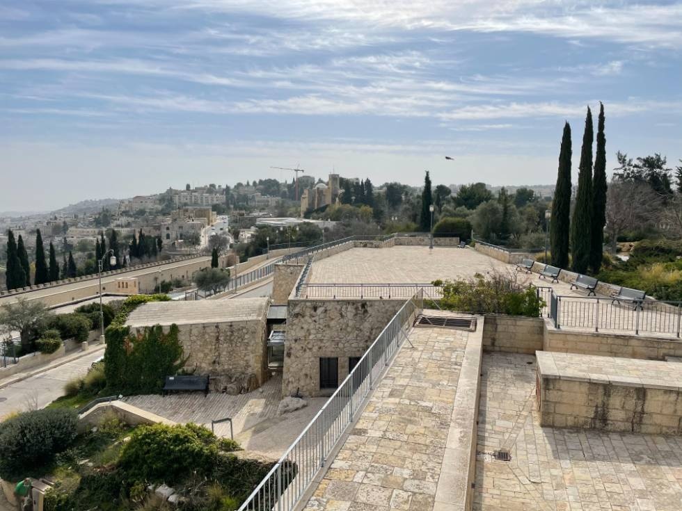 צילום של משכנות שאננים: סיפור ירושלמי בין סמטאות ציוריות עם ירושלים מחוץ לקופסה