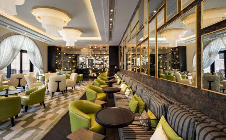 צילום של מסעדת החאן במלון ישרוטל אוריינט ירושלים