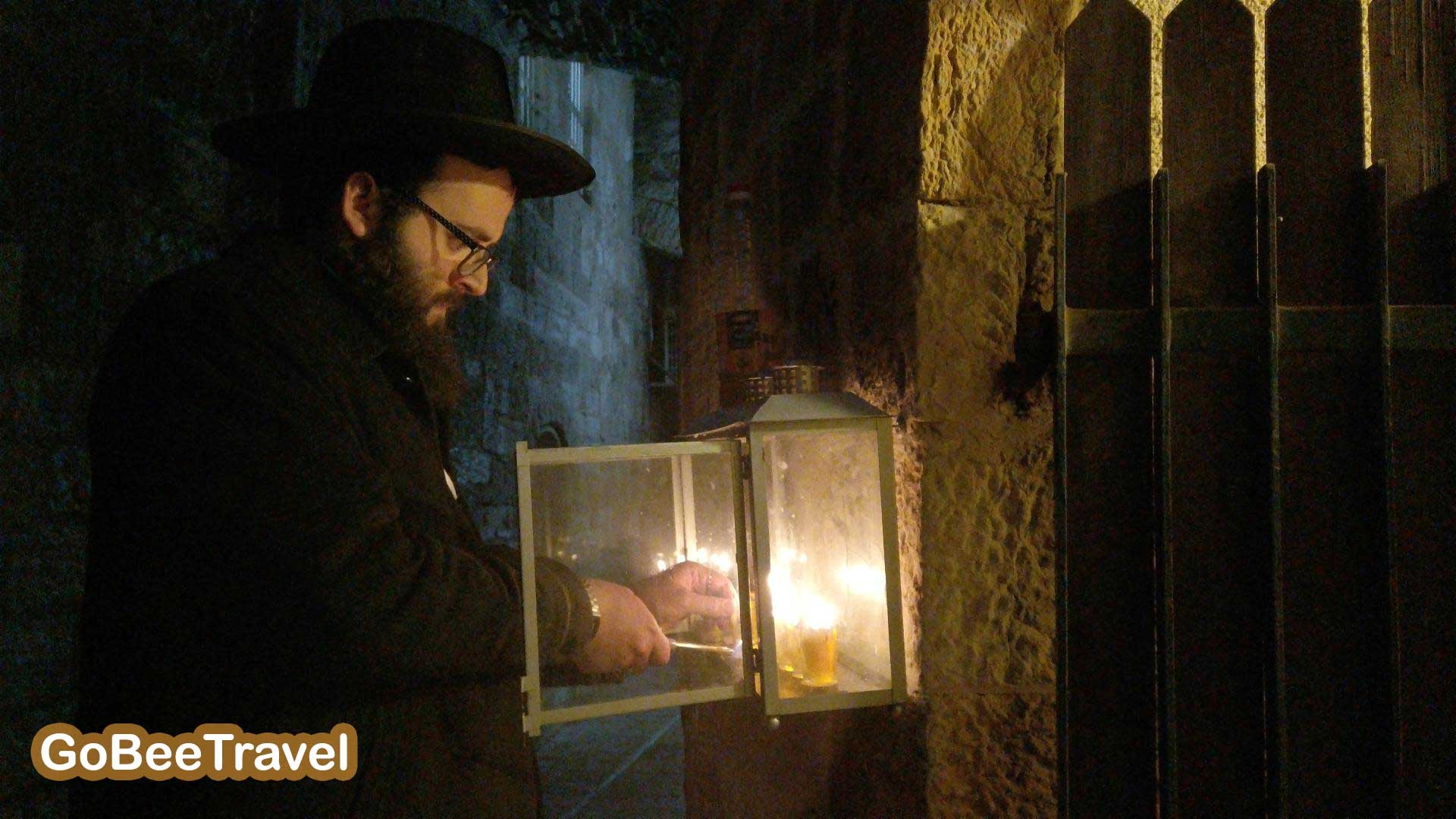 צילום של סיור חנוכיות עצמאי לכל המשפחה ברובע היהודי עם Bee Travel