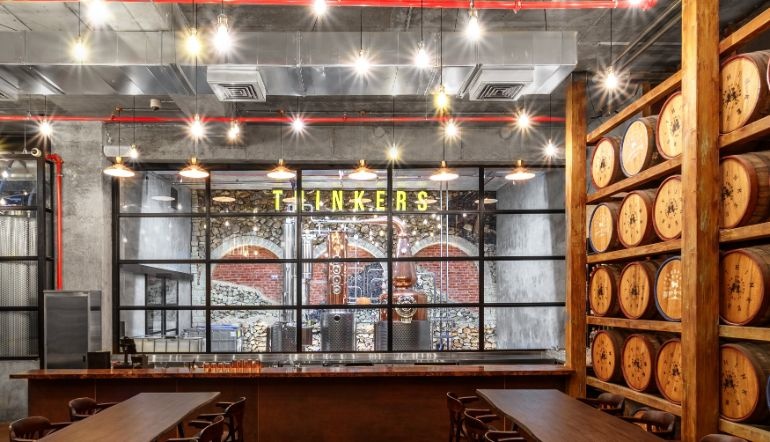 צילום של סיור ״אבני הדרך״ בעקבות היסטוריית האלכוהול עם מזקקת THINKERS